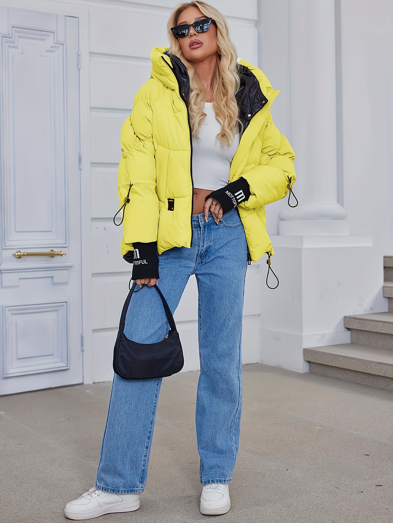 Կանացի ոճային բեժ գույնի փքված բաճկոն՝ առօրյա տաք ձմեռային վերարկու՝ սև եզրագծով, երկար թևքերով և կայծակաճարմանդով գլխարկով, պոլիեսթերային գործվածք՝ բացօթյա հարմարավետության համար։