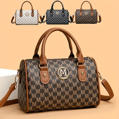 Նոր MINI կանացի նորաձև ուսապարկը՝ դասական մոնոգրամայով և ոսկեգույն «M» լոգոտիպով։ Այն կարող է կրվել խաչաձև և ունի անջատվող ուսային գոտի, ինչը այն հարմար է դարձնում ամենօրյա զբոսանքների, աշխատանքի, ճանապարհորդության և երեկույթների համար։