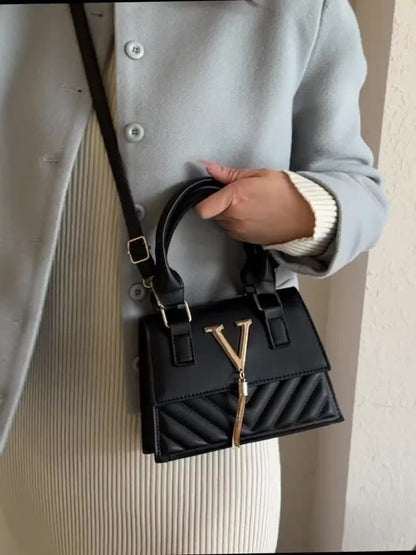 Նորաձև շղթայական պայուսակներ կանանց համար, գարուն-ամառ 2024 թվականի նոր հավաքածու, բարձրակարգ ռելիեֆային դիզայնով, հարմար է ուսերին, ձեռքին և խաչաձև կրելու համար, ոճային ծոպավոր կախազարդերով։