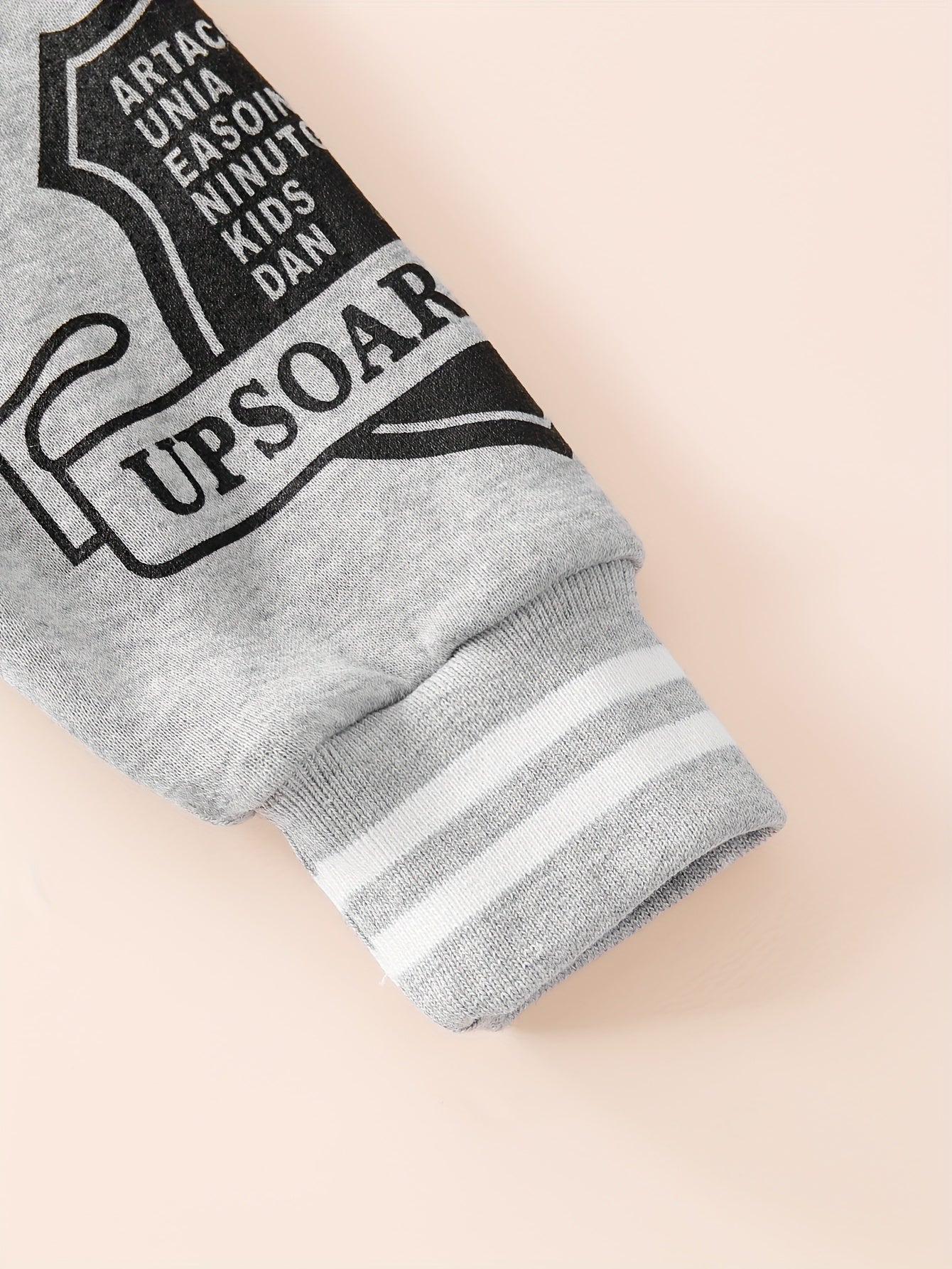 Նոր աշնանային և ձմեռային հավաքածու. դասական և ոճային կոճակներով բեյսբոլի բաճկոն՝ թևքերին տառերի նախշերով, համադրված սև և սպիտակ շերտերով տաբատի և հաստ բրդյա կտորի հետ՝ ջերմության համար: Այս հարմարավետ և բազմաֆունկցիոնալ հավաքածուն...