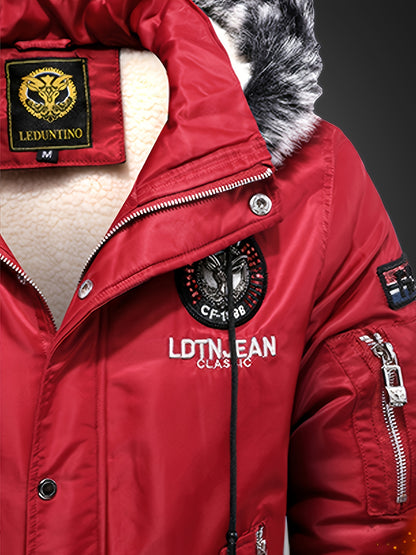 Տղամարդու ծանր ձմեռային բաճկոն՝ հանվող գլխարկով և եռաչափ գրությամբ - ամբողջական կայծակաճարմանդով, քամուց պաշտպանող վերարկու, բազմագրպան դիզայնով, լվացքի մեքենայով