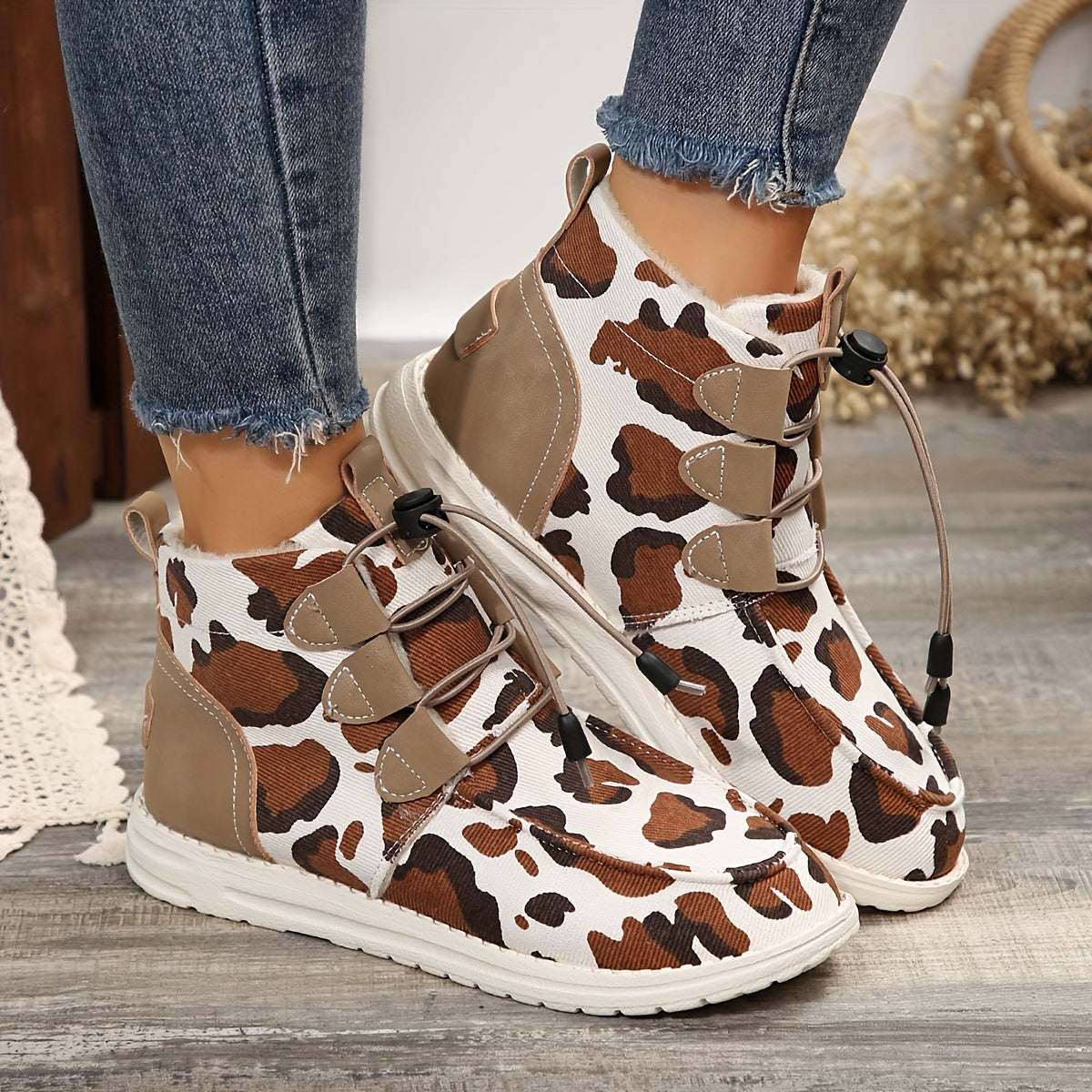 Կանացի հարմարավետ ձմեռային կոշիկներ - Հարմարավետ, սահելով հագնվող, միջին բարձրության կոշիկներ հաստ ներբանով, կլոր քթով, սպիտակ և սև ժանյակավոր դիզայնով - Իդեալական են ցուրտ եղանակի, ձյան և ձմեռային կոշիկների համար: