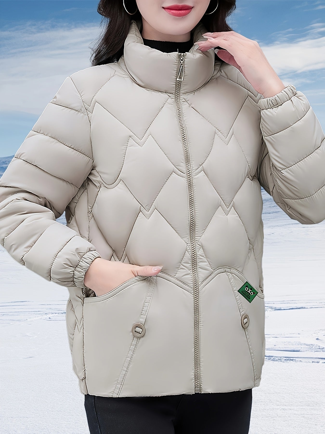 Կանացի ոճային ձմեռային վերարկու՝ սև, եղևնու ոսկեզօծ նախշով, լայնացած եզրով և H-աձև ուրվագիծով, երկար թևքերով, չձգվող գործվածքով, միայն ձեռքով լվացվող, ճապոնա-կորեական ոճով՝ առօրյա և պաշտոնական առիթների համար։