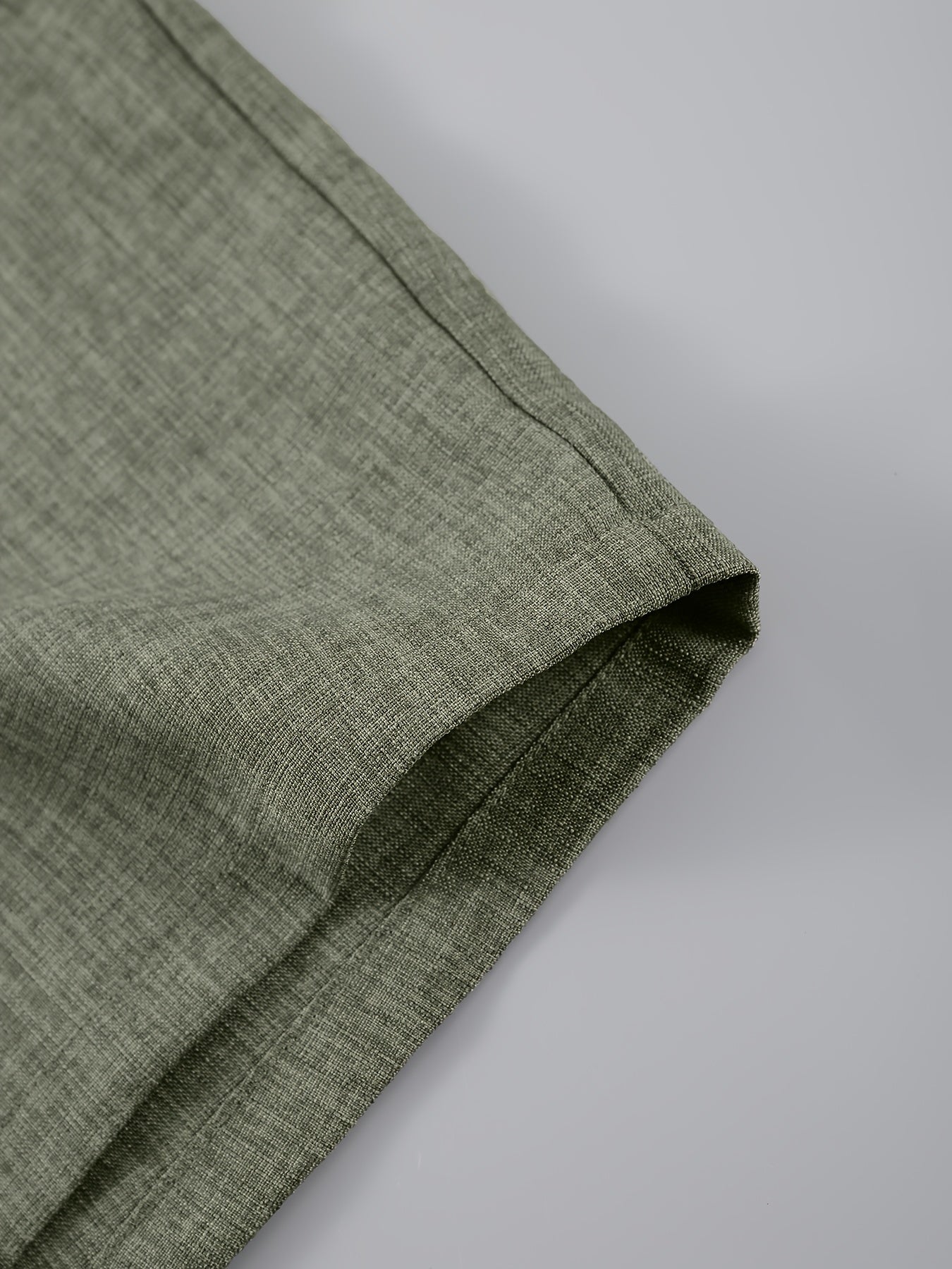 Տղամարդկանց ամառային հանդերձանք՝ միաձույլ գույնի կարճաթև կոճակով վերնաշապիկով, կանգառի օձիքով, կողային գրպաններով և սովորական շորտեր, կատարյալ տնային հագուստի համար: