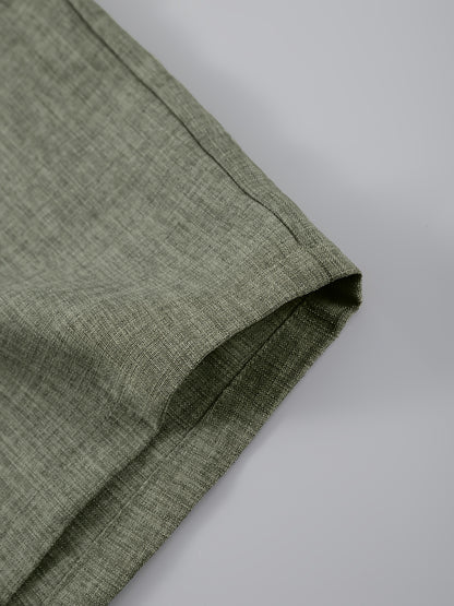 Տղամարդկանց ամառային հանդերձանք՝ միաձույլ գույնի կարճաթև կոճակով վերնաշապիկով, կանգառի օձիքով, կողային գրպաններով և սովորական շորտեր, կատարյալ տնային հագուստի համար: