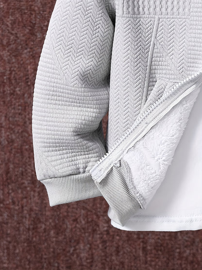 2 հատ տղաների համար նախատեսված առօրյա հագուստի հավաքածու, երկար թևքերով գլխարկով բաճկոն՝ ասեղնագործությամբ և կայծակաճարմանդով, երկրաչափական նախշերով տրիկոտաժե տաբատ, պոլիեսթերից և սպանդեքսի աստառով, սովորական չափսի՝ աշուն/ձմեռ, բացօթյա օգտագործման համար