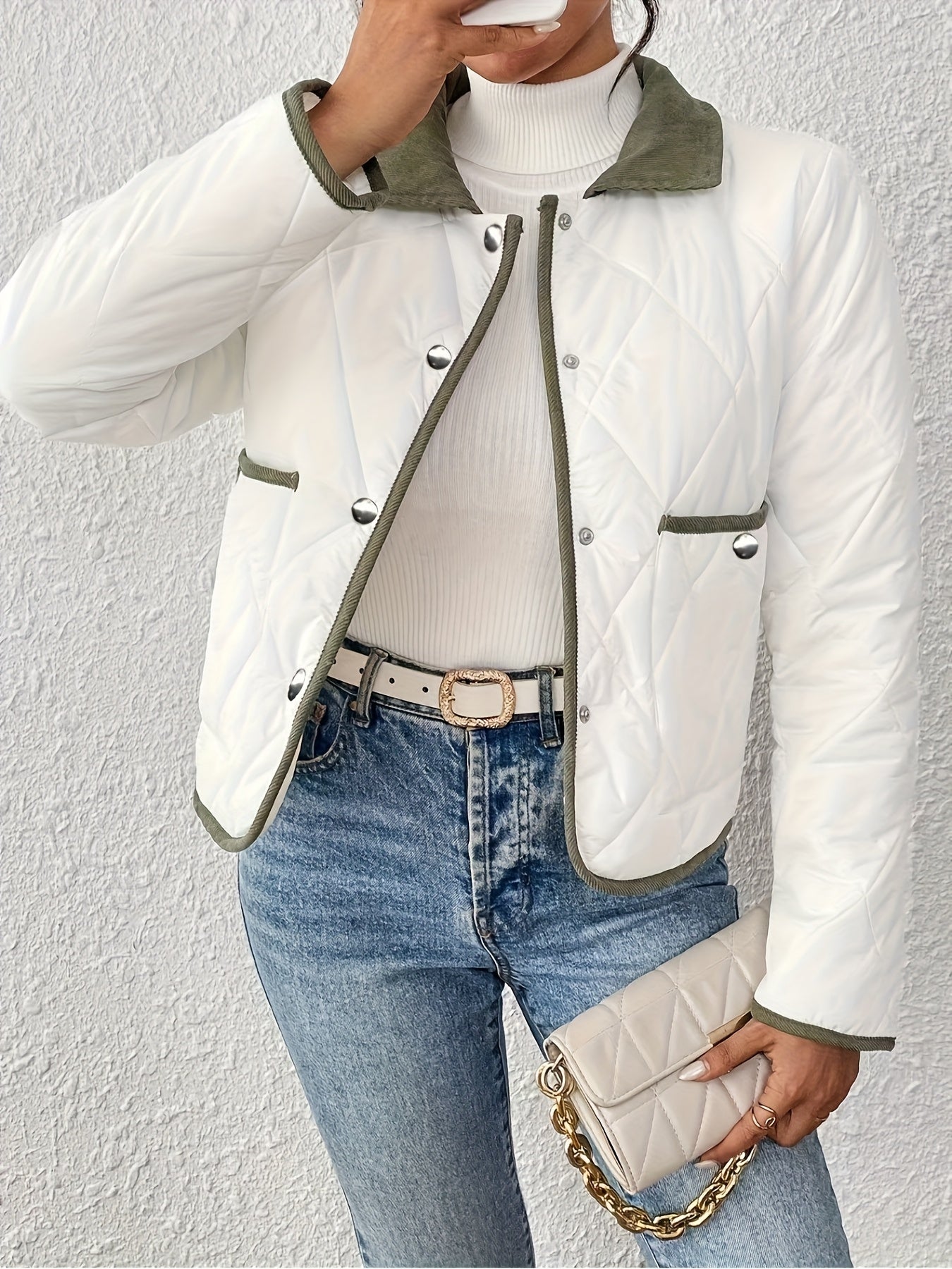 Կանացի նորաձև, էլեգանտ, երկգույն գործվածքից կարճ բաճկոն, գունային բլոկներով օձիք, երկար թևքերով, հարմար է բոլոր առիթների համար, աշնանային և ձմեռային