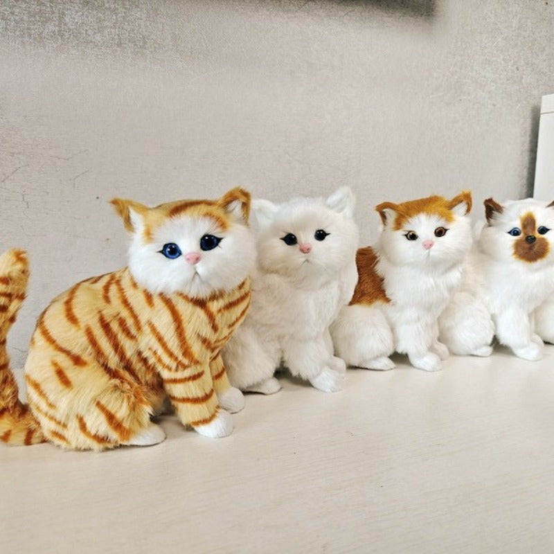 Սիմուլյացիոն կատվի խաղալիքներ՝ հինգ տեսակի կատուներով՝ պարսկական, սև, խայտաբղետ և այլ իրատեսական կենդանիների նախշերով։