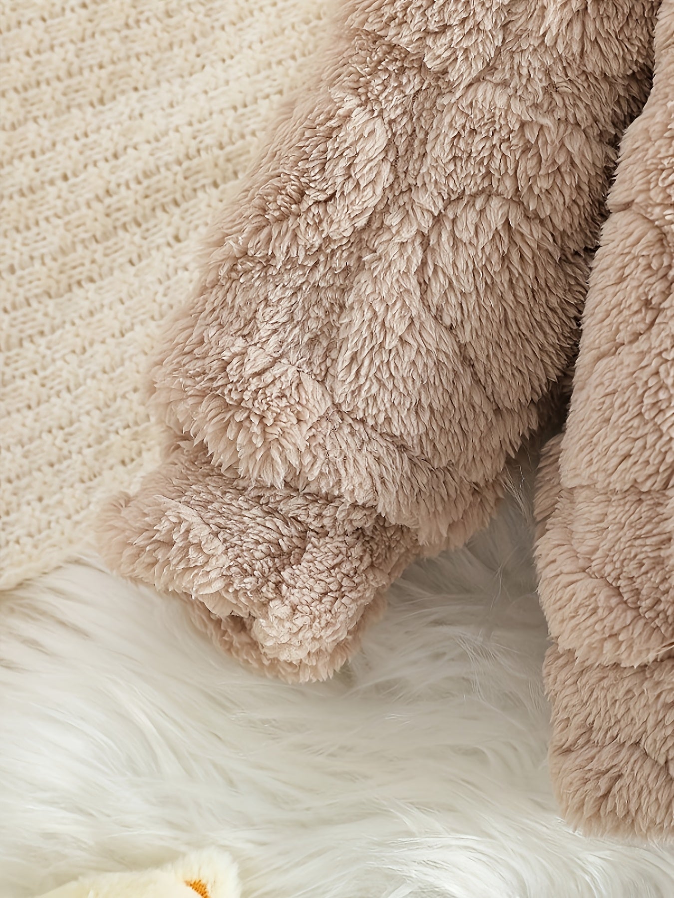 Հարմարավետ բրդյա գլխարկով սվիտերի և տաբատի հավաքածու - տաք ձմեռային հանդերձանք սրտաձև նախշերով, երկար թևքով սվիտեր և համապատասխան տաբատ, իդեալական է բացօթյա խաղերի համար, առօրյա ոճ, սովորական չափս, ձմեռային հագուստ, խաղային դիզայն, փափուկ հյուսվածք