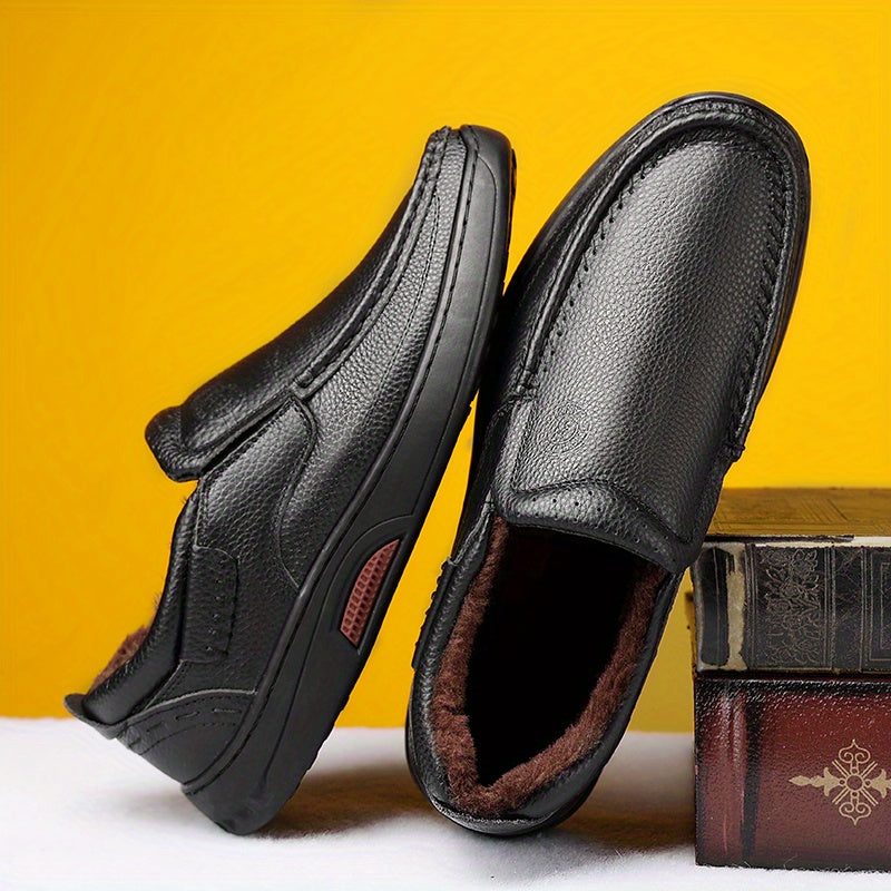 A Pair of Genuine Leather Men'S Shoes, Featuring Warm And Cozy Casual Leather Shoes with Plush Lining for Autumn And Winter. Made from High-Quality First-Layer Cowhide, The Shoe'S Surface Showcases a Delicate Texture That Hig