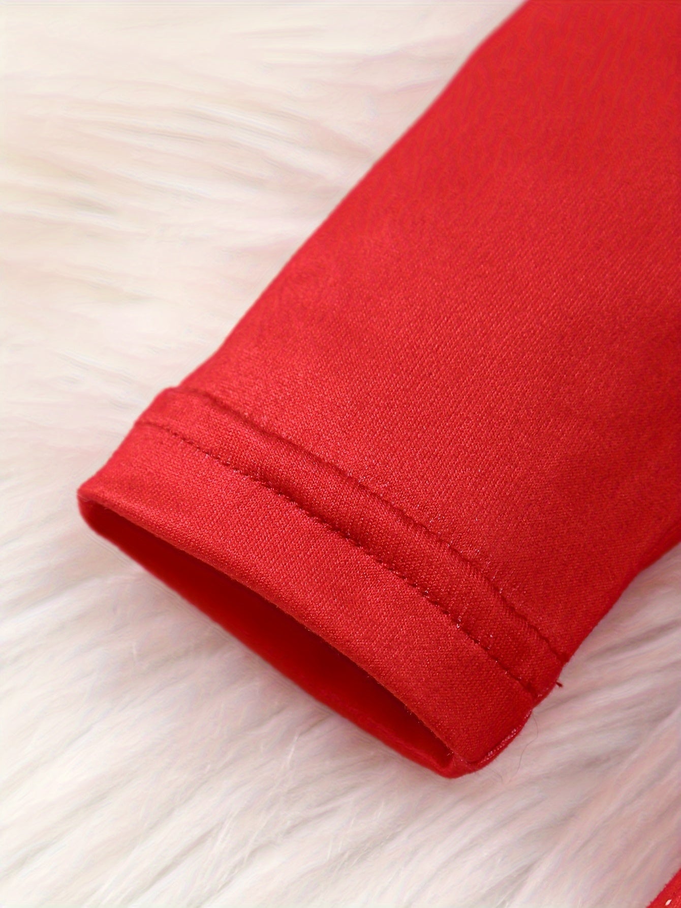 Տոնական երկար թևքերով, ծալքավոր զարդանախշերով զգեստ՝ Ձմեռ պապի և ձնեմարդու նախշերով, պոլիեսթերի խառնուրդով և թեթևակի ձգվող, գարուն/աշուն ամենօրյա տրիկոտաժե գործվածքից։