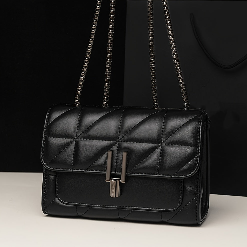 Կանացի սև վանդակավոր կրծկալով պայուսակ՝ ոճային շղթայով ուսի գոտիով, փեղկով փակվող և ՊՎՔ աստառով, նախատեսված է կանանց համար՝ քաղաքային ոճով, չի լվացվում