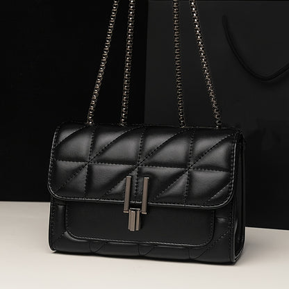 Կանացի սև վանդակավոր կրծկալով պայուսակ՝ ոճային շղթայով ուսի գոտիով, փեղկով փակվող և ՊՎՔ աստառով, նախատեսված է կանանց համար՝ քաղաքային ոճով, չի լվացվում