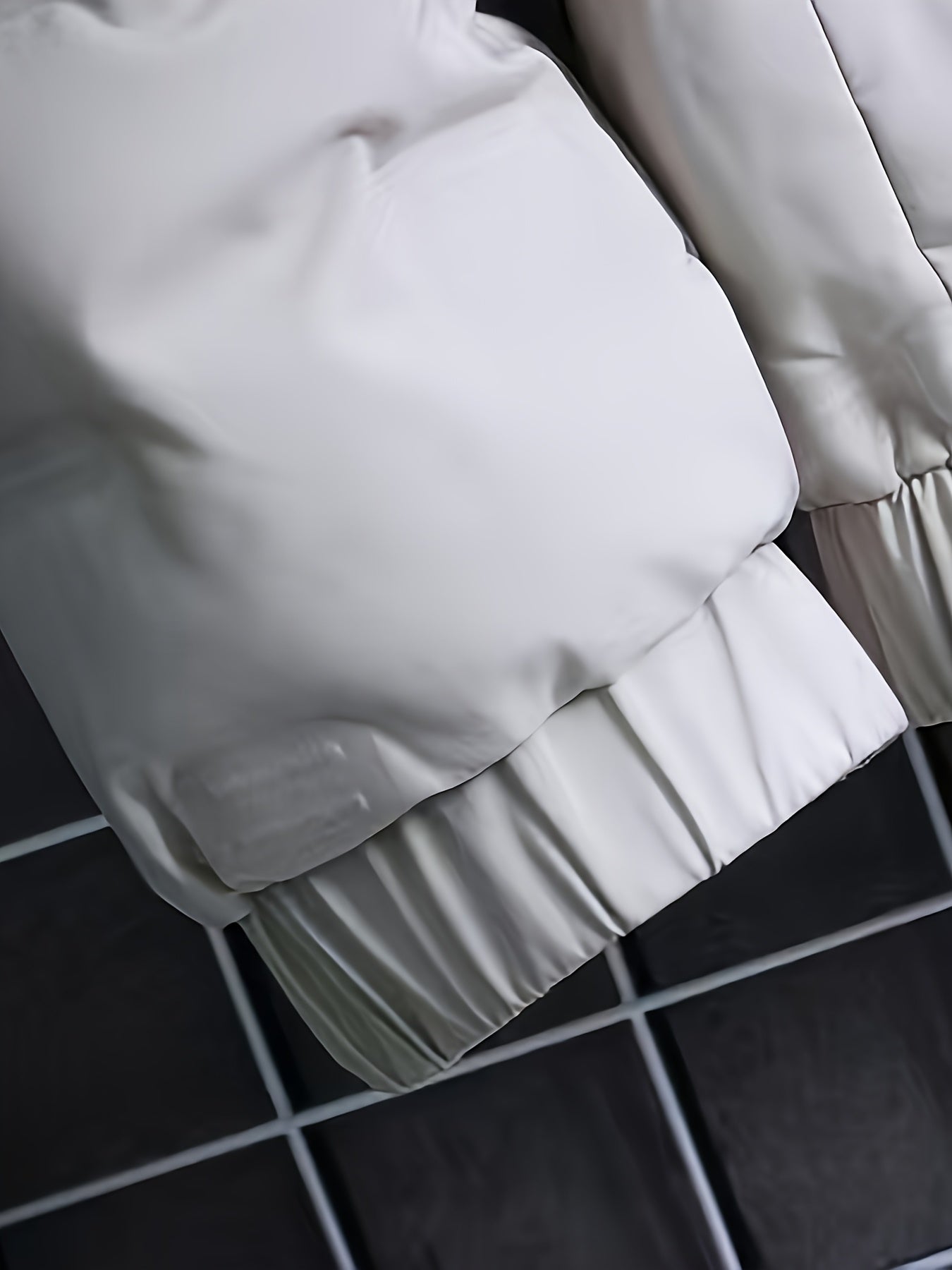 Տղամարդու ձմեռային քամուց պաշտպանող բաճկոն, հաստացված, մեկուսացված, քոլեջի ոճի, գլխարկով վերարկու՝ կայծակաճարմանդով առջևի մասով, գրպաններով և լվացքի մեքենայով լվացվող - Միագույն՝ լեռնագնացության և բացօթյա գործունեության համար