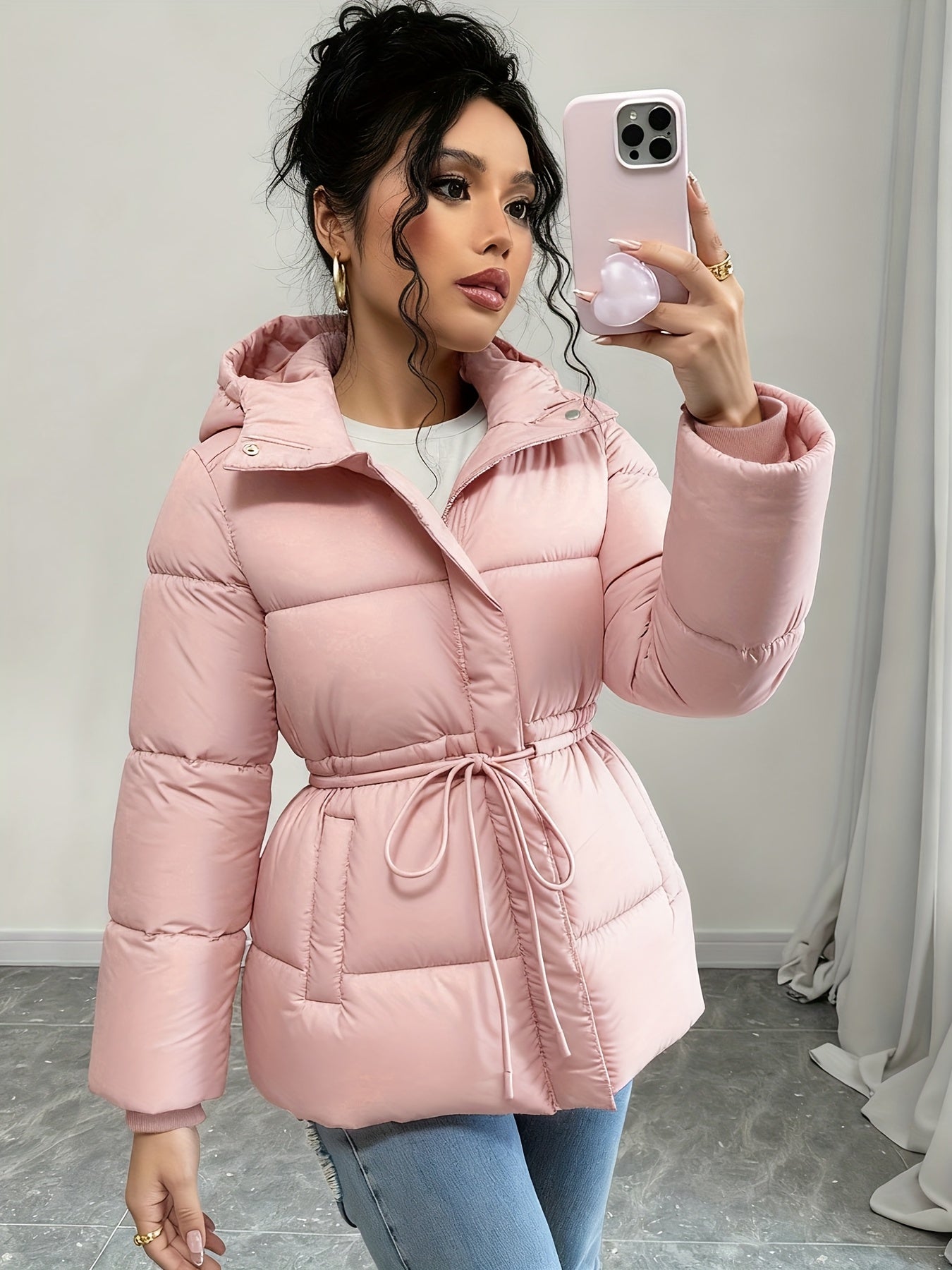 Կանացի էլեգանտ սև փքված բաճկոն՝ միջին երկարության, ազատ չափսերով, կարգավորվող լարով գոտկատեղով, երկար թևքերով և առջևի կայծակաճարմանդով, առօրյա ձմեռային վերնազգեստ ցուրտ եղանակի համար, ձմեռային բաճկոն