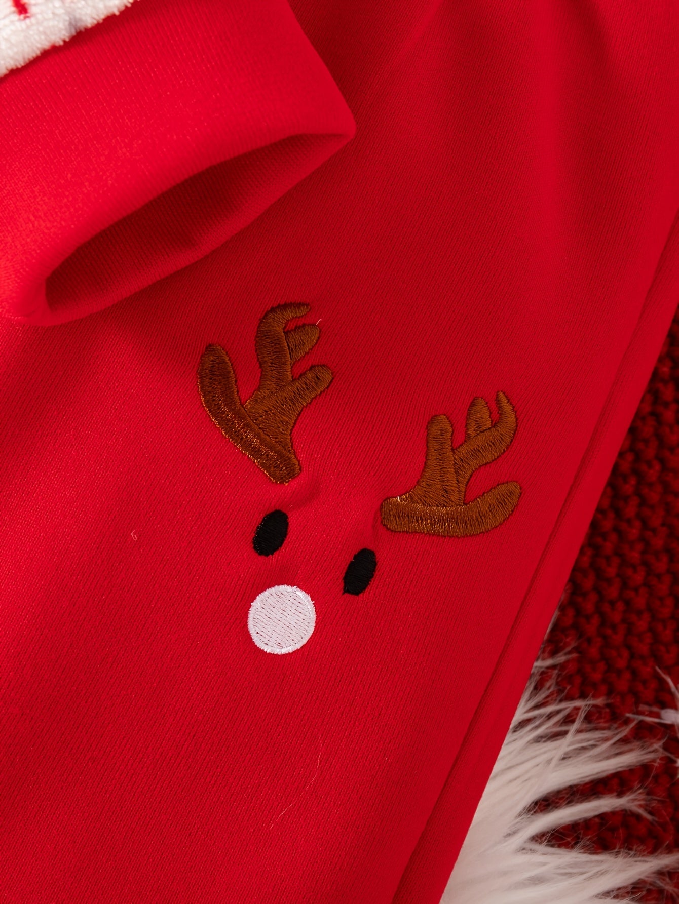 Տղաների համար նախատեսված ամանորյա, ասեղնագործված, սովորական չափսի, գլխարկով, երկար թևքերով, բրդյա բաճկոնով և տաբատով հագուստ՝ աշուն/ձմեռ, իդեալական է բացօթյա օգտագործման համար։