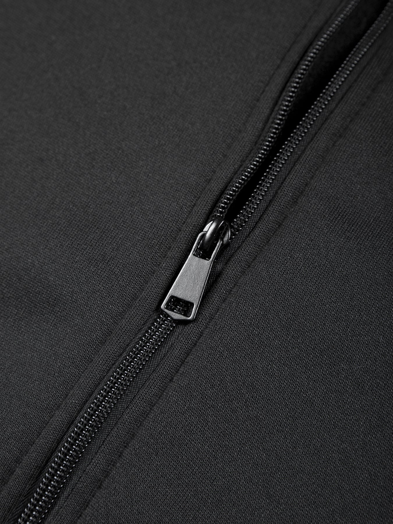 Տղամարդու միագույն բրդյա բաճկոն՝ կանգնած օձիքով, կայծակաճարմանդով, երկար թևքերով, սպորտային, առանց գլխարկի, մեծ կողային գրպաններով, հարմար է ամենօրյա կրելու, բացօթյա գործունեության, լեռնագնացության համար