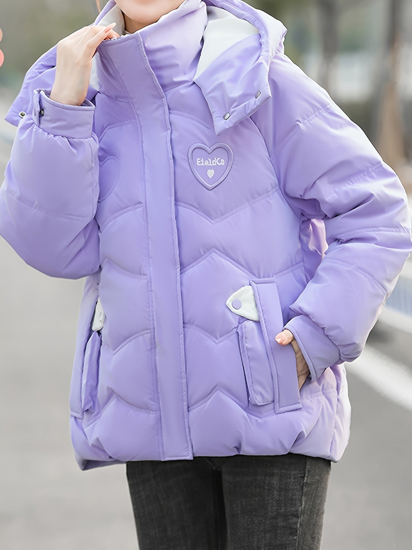 Կանացի ձմեռային գլխարկով բաճկոն - ոճային բեժ և սպիտակ կայծակաճարմանդով վերարկու՝ սրտիկ նախշերով, տաք պոլիեսթերային վերնազգեստ՝ առօրյա կամ նրբագեղ տեսքի համար, ձմեռային բաճկոն