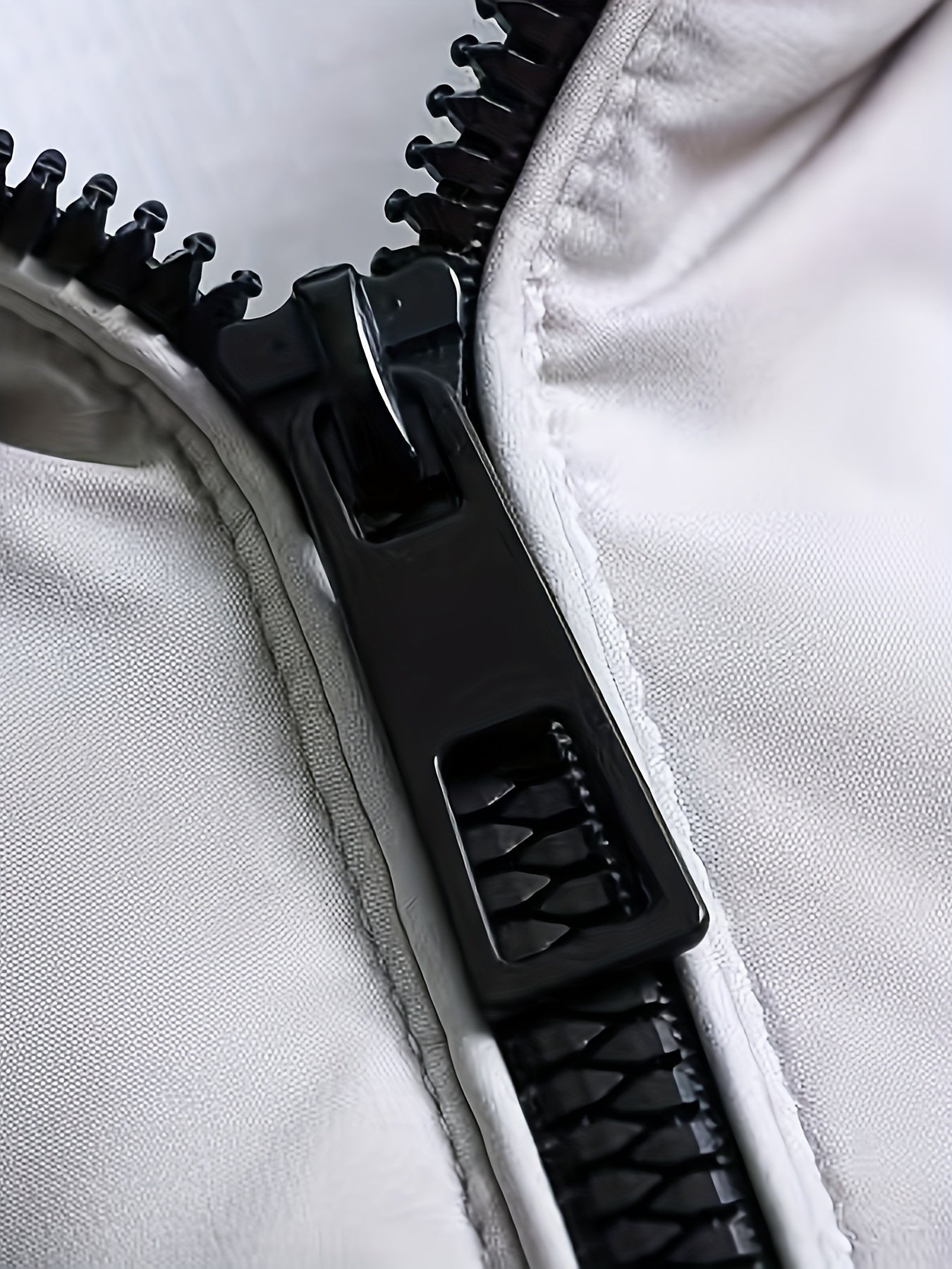 Տղամարդու ձմեռային քամուց պաշտպանող բաճկոն, հաստացված, մեկուսացված, քոլեջի ոճի, գլխարկով վերարկու՝ կայծակաճարմանդով առջևի մասով, գրպաններով և լվացքի մեքենայով լվացվող - Միագույն՝ լեռնագնացության և բացօթյա գործունեության համար