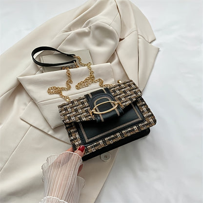 Վանդակավոր թվիդե պայուսակ՝ զարդարված ճարմանդով, քառակուսի ձևի՝ ուսը կրելու համար և շղթա՝ մարմնին խաչաձև կրելու համար, կատարյալ է ամենօրյա օգտագործման համար։