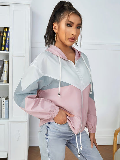 Նորաձև, ուսերը իջեցված, գլխարկով, գունային բլոկներով արևապաշտպան բաճկոն՝ կայծակաճարմանդով և լարով