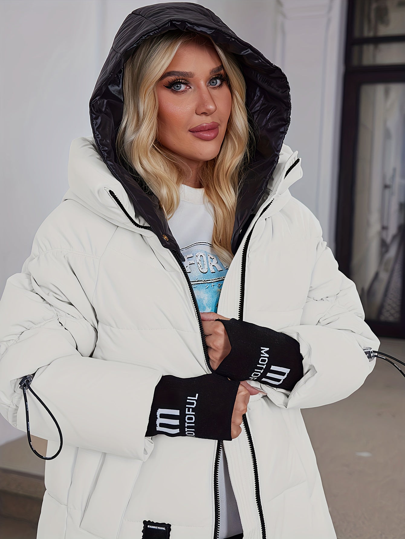 Կանացի ոճային բեժ գույնի փքված բաճկոն՝ առօրյա տաք ձմեռային վերարկու՝ սև եզրագծով, երկար թևքերով և կայծակաճարմանդով գլխարկով, պոլիեսթերային գործվածք՝ բացօթյա հարմարավետության համար։