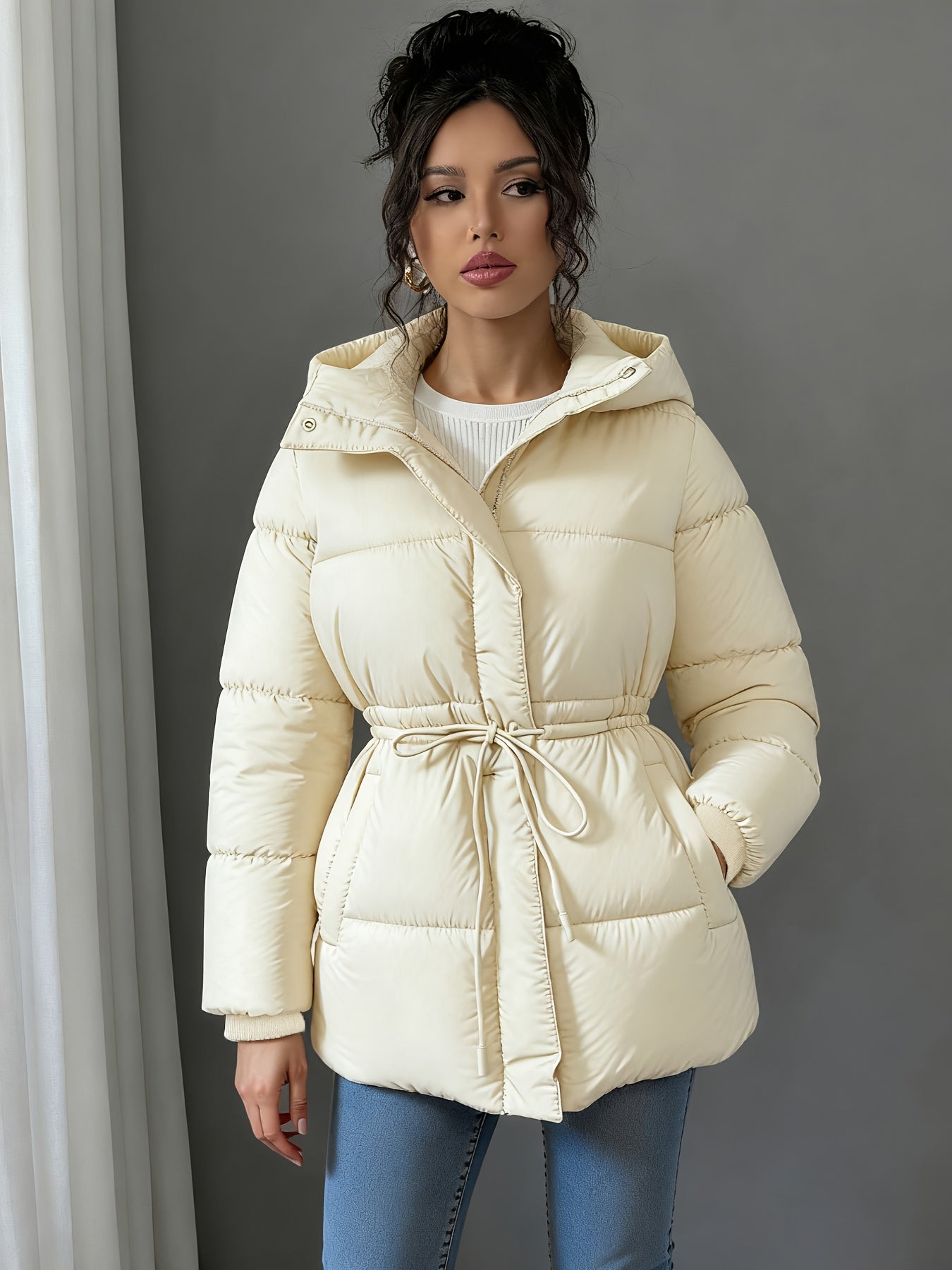 Կանացի էլեգանտ սև փքված բաճկոն՝ միջին երկարության, ազատ չափսերով, կարգավորվող լարով գոտկատեղով, երկար թևքերով և առջևի կայծակաճարմանդով, առօրյա ձմեռային վերնազգեստ ցուրտ եղանակի համար, ձմեռային բաճկոն