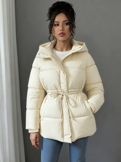 Կանացի էլեգանտ սև փքված բաճկոն՝ միջին երկարության, ազատ չափսերով, կարգավորվող լարով գոտկատեղով, երկար թևքերով և առջևի կայծակաճարմանդով, առօրյա ձմեռային վերնազգեստ ցուրտ եղանակի համար, ձմեռային բաճկոն