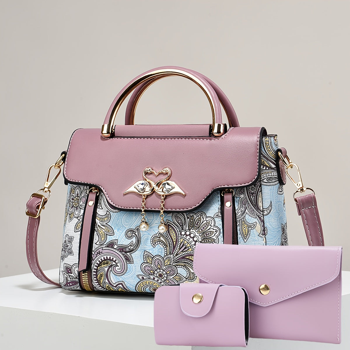 Կանացի պայուսակների հավաքածու՝ երեք հատից բաղկացած. տպագիր ուսի պայուսակներ, ոճային ձեռքի պայուսակներ և բազմակողմանի ուսապարկեր՝ մարմնին կպցնելու համար