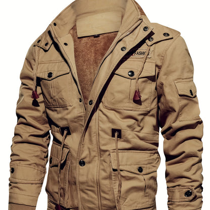 Տղամարդու ծանր ձմեռային բաճկոն՝ ջերմամեկուսացված ցուրտ եղանակի համար՝ ամբողջական կայծակաճարմանդով, գլխարկով, քամուց պաշտպանող վերնազգեստ, բազմաթիվ գրպաններ՝ ձիթապտղի կանաչ։ Տակտիկական դիզայն՝ բացօթյա, ճանապարհորդության, ամենօրյա օգտագործման համար։ Չձգվող։