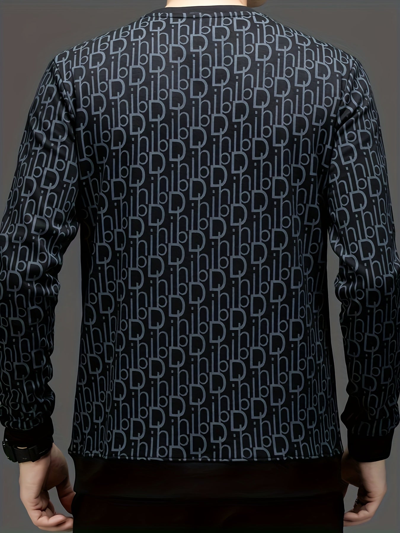 Կլոր վզնոցը հարմար է սպորտային և առօրյա հագուստի համար, առանձնանում է ոճային դեկորատիվ նախշերով: Այս երկարաթև սվիտերը կատարյալ է զբոսանքների համար, պատրաստված է փափուկ, ձգվող և հարմարավետ գործվածքից, ինչը այն դարձնում է իդեալական նվեր Y-ի համար: