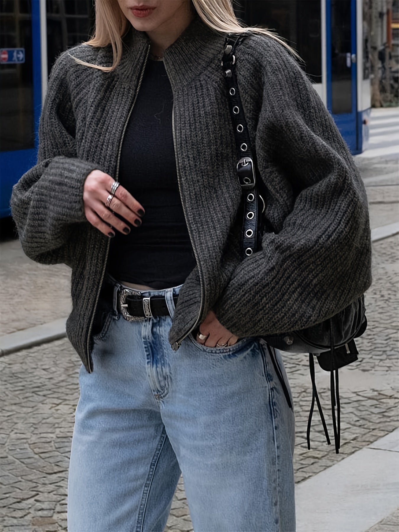 Նոր աշուն-ձմեռ՝ ազատ, նորաձև, կայծակաճարմանդով սվիտեր-բաճկոն, միագույն, առօրյա կարդիգան՝ երկար ուսերի կարերով և կարճ երկարությամբ