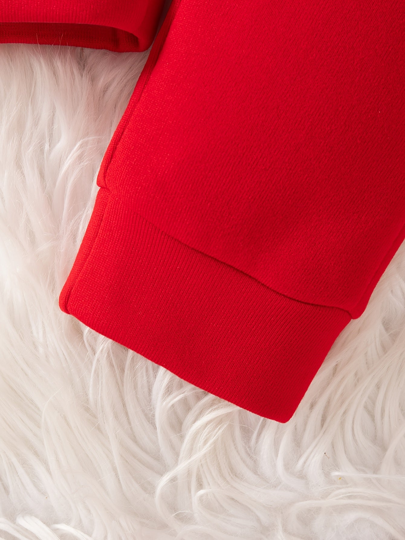 Տղաների համար նախատեսված ամանորյա, ասեղնագործված, սովորական չափսի, գլխարկով, երկար թևքերով, բրդյա բաճկոնով և տաբատով հագուստ՝ աշուն/ձմեռ, իդեալական է բացօթյա օգտագործման համար։