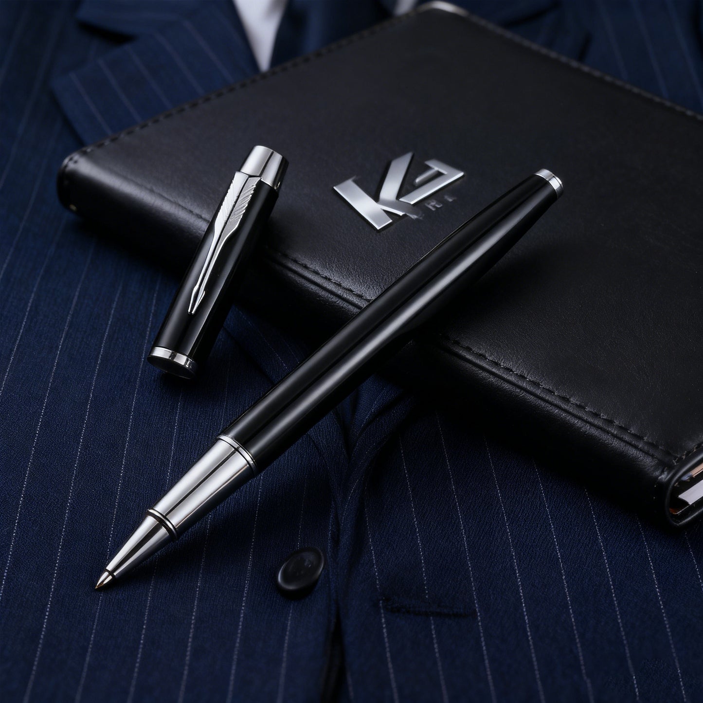 5 հատ տղամարդկանց համար նախատեսված գործնական հավաքածու, որը ներառում է քվարցային ժամացույց, գործնական գոտի, դրամապանակ, գրիչ և բանալիի շղթա