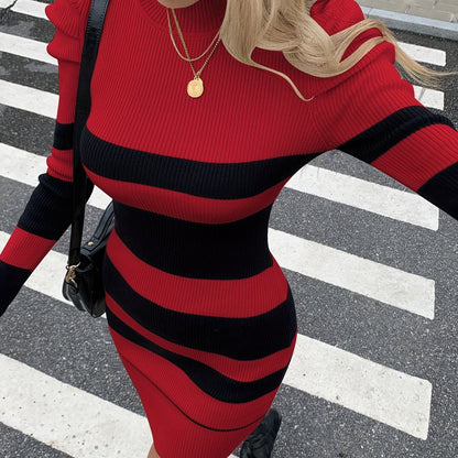 Էլեգանտ ձմեռային կարճ զգեստ Poinçon d'Asymétrie-ով, ասիմետրիկ շերտավոր թևքերով - բարձր վզնոցով H-գծի կերպարը գրկող զգեստ, մինչև ծնկները երկարությամբ կարճ տաբատ՝ աշնանային/ձմեռային երեկույթների, հարսանիքների և հատուկ առիթների համար (ոչ)