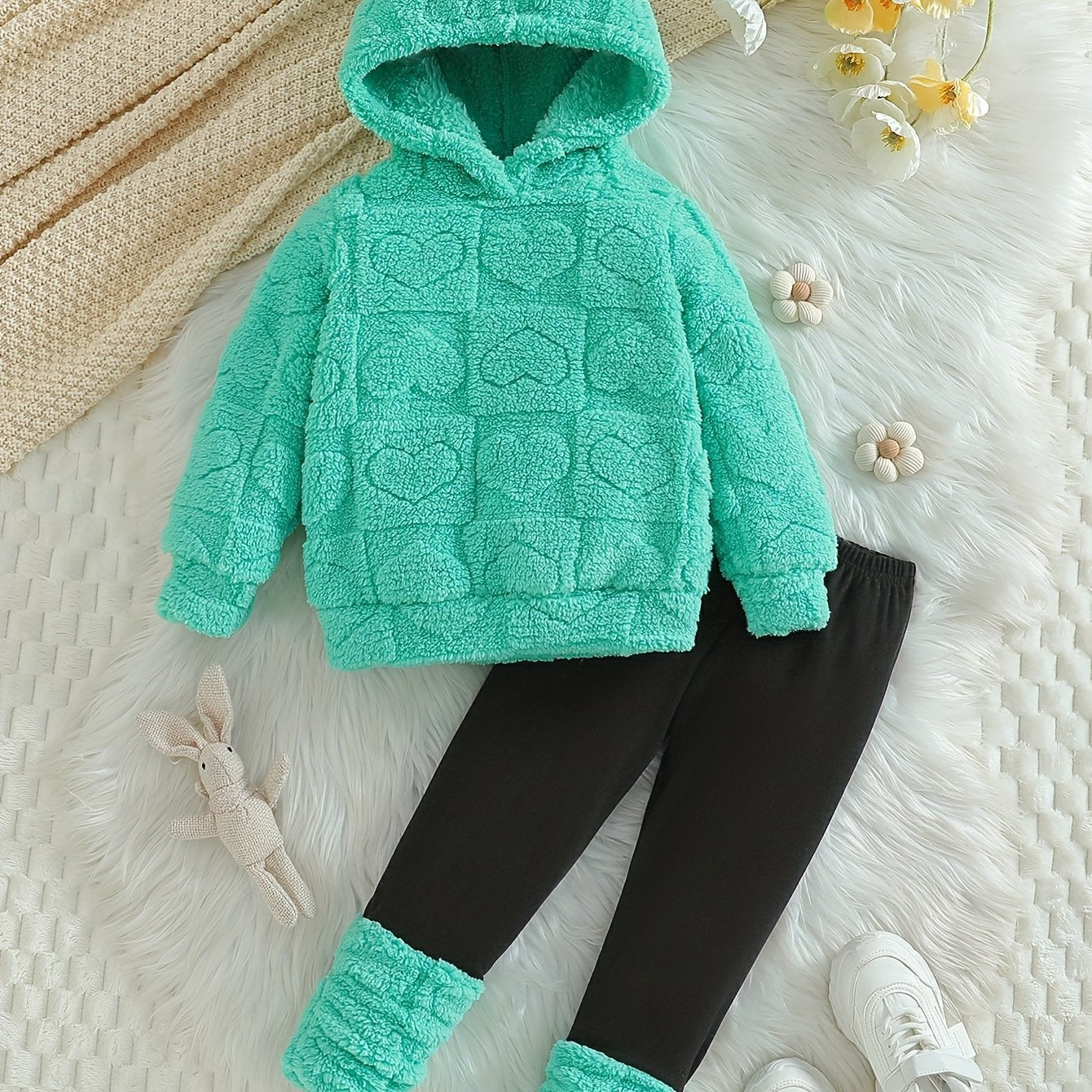 Հարմարավետ բրդյա գլխարկով սվիտերի և տաբատի հավաքածու - տաք ձմեռային հանդերձանք սրտաձև նախշերով, երկար թևքով սվիտեր և համապատասխան տաբատ, իդեալական է բացօթյա խաղերի համար, առօրյա ոճ, սովորական չափս, ձմեռային հագուստ, խաղային դիզայն, փափուկ հյուսվածք