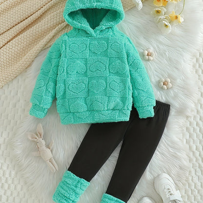 Հարմարավետ բրդյա գլխարկով սվիտերի և տաբատի հավաքածու - տաք ձմեռային հանդերձանք սրտաձև նախշերով, երկար թևքով սվիտեր և համապատասխան տաբատ, իդեալական է բացօթյա խաղերի համար, առօրյա ոճ, սովորական չափս, ձմեռային հագուստ, խաղային դիզայն, փափուկ հյուսվածք