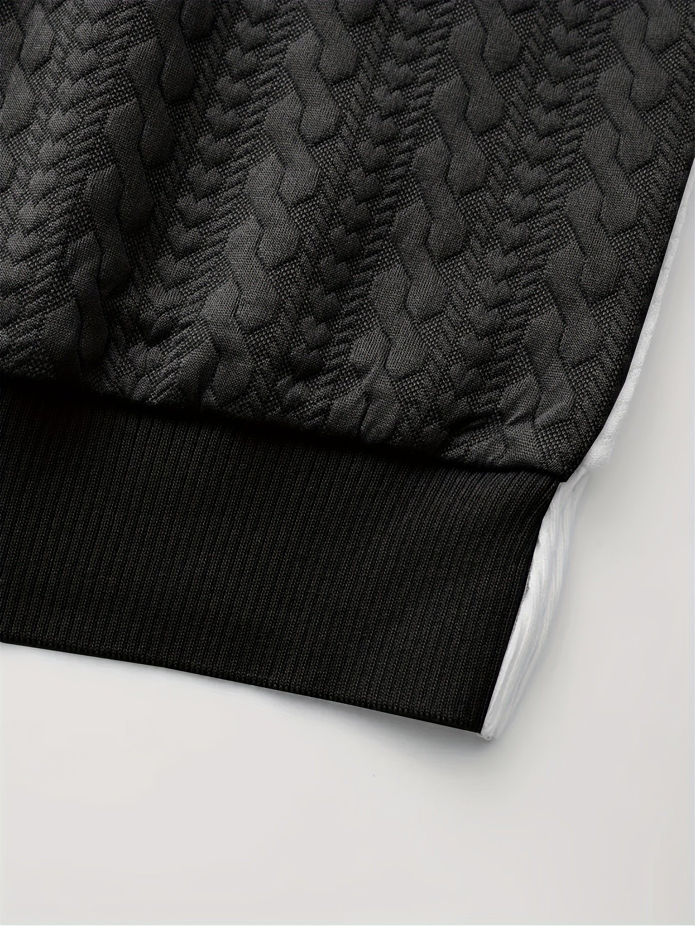 Նոր աշնանային և ձմեռային տղամարդու սվիտեր՝ ժակարդի փոքր սրտիկներով գործվածքից, հարմար է սպորտի, հանգստի, վազքի և ֆիթնես մարզումների համար, ունի երկար թևքեր։