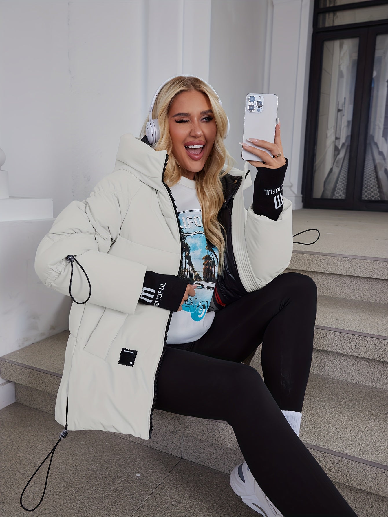 Կանացի ոճային բեժ գույնի փքված բաճկոն՝ առօրյա տաք ձմեռային վերարկու՝ սև եզրագծով, երկար թևքերով և կայծակաճարմանդով գլխարկով, պոլիեսթերային գործվածք՝ բացօթյա հարմարավետության համար։