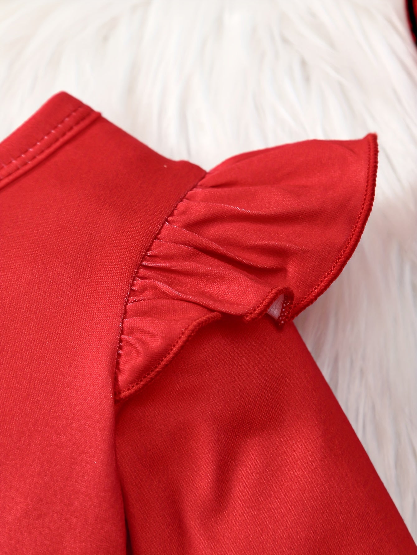 Տոնական երկար թևքերով, ծալքավոր զարդանախշերով զգեստ՝ Ձմեռ պապի և ձնեմարդու նախշերով, պոլիեսթերի խառնուրդով և թեթևակի ձգվող, գարուն/աշուն ամենօրյա տրիկոտաժե գործվածքից։