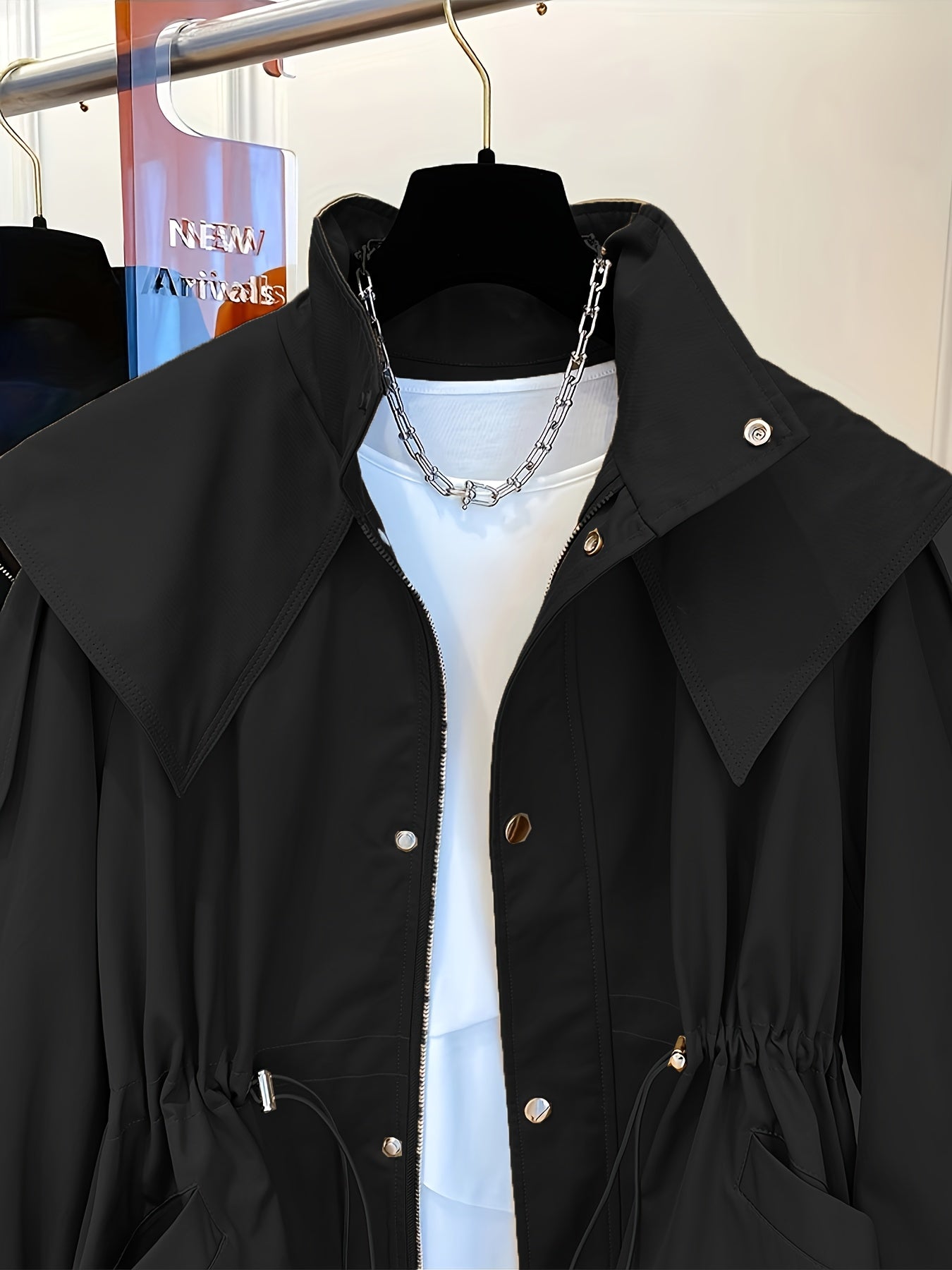 Կանացի միագույն պոլիեսթերային վերարկու՝ լարով գոտկատեղի, օձիքի և կրծքավանդակի գրպաններով - Գարնանային և աշնանային նորաձևություն, հարմարավետ, չձգվող գործվածք, ամենօրյա վերնազգեստ | Դասական երկար թևքեր | Չձգվող նյութ