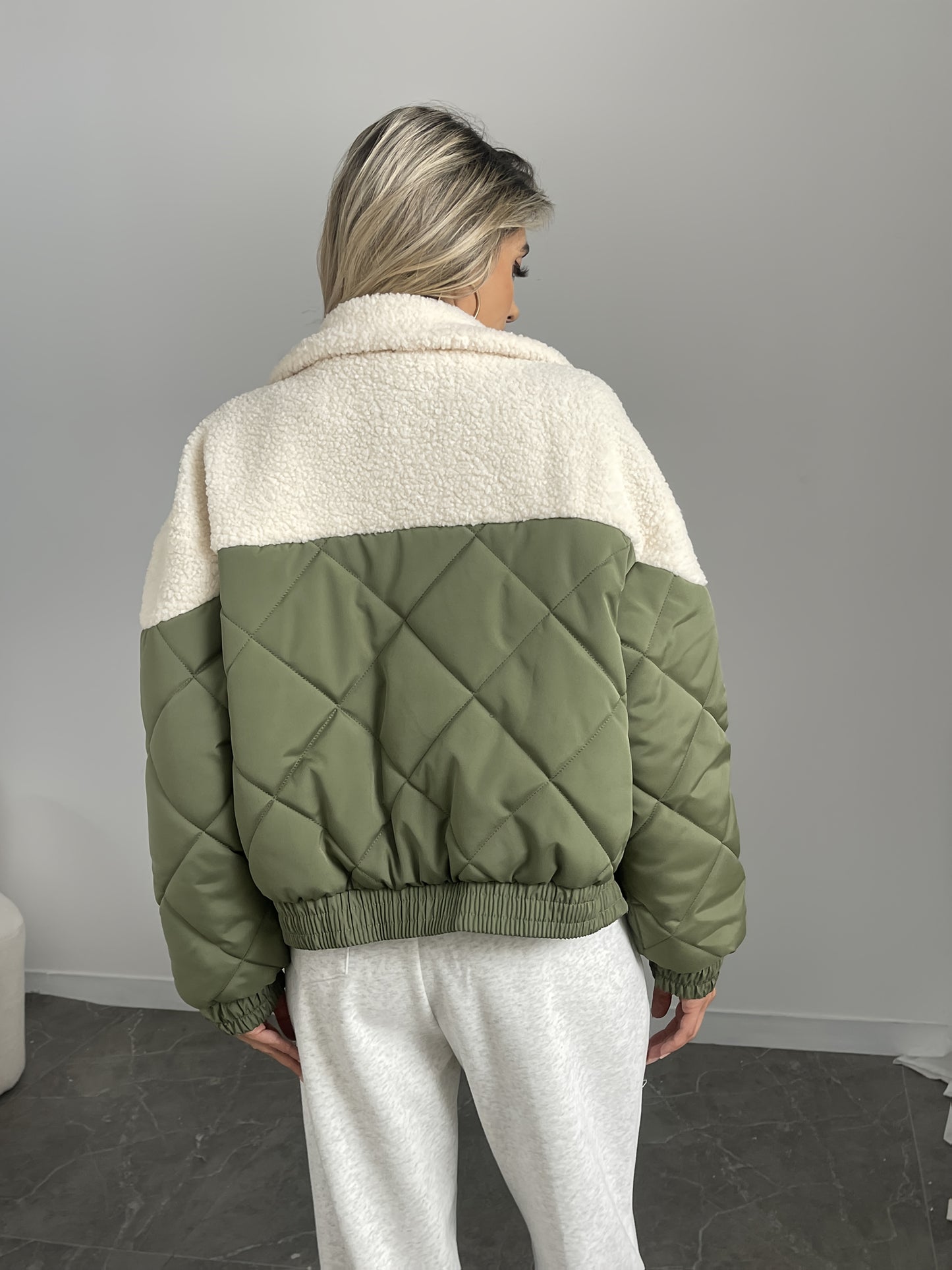 Women'S Elegant Color Block Zip-Up Jacket - Long Sleeve Stand Collar Warm Coat with Beige & Black Patchwork, Regular Fit Autumn Winter Outerwear, Casual Chic Layering Piece, Winter Jacket, Seasonal Fashion, Durable Fabric, St