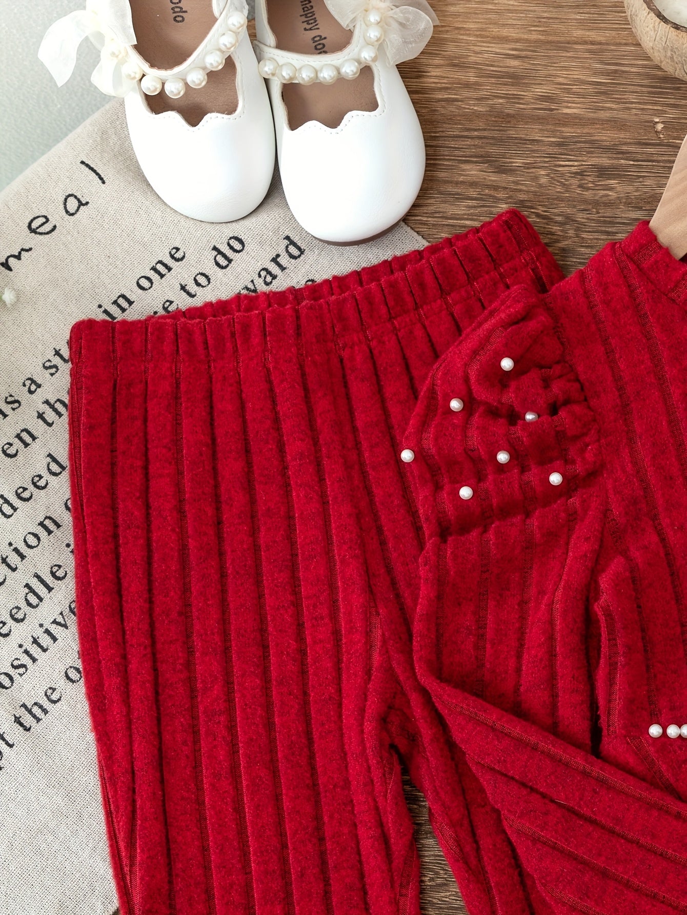 Երիտասարդ աղջիկների նորաձև, առօրյա, միագույն, գծավոր, ուլունքավոր, ծալքավոր ուսերով, երկար թևքերով, կլոր վզնոցով, V-ձև, միջին բարձրության սուլովեր՝ համապատասխան առաձգական գոտկատեղով, լայնացած տաբատով՝ բացօթյա օգտագործման համար