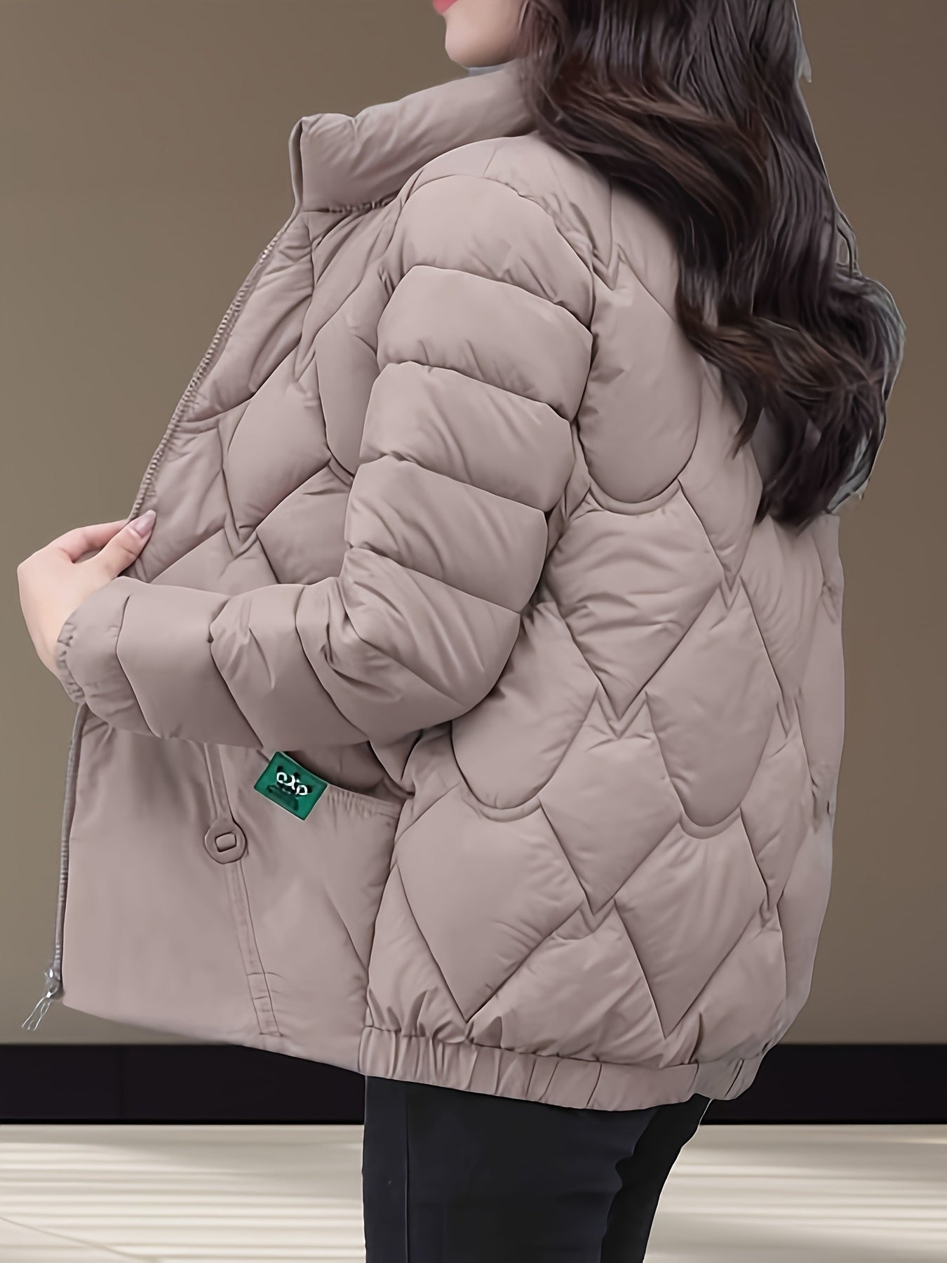 Կանացի ոճային ձմեռային վերարկու՝ սև, եղևնու ոսկեզօծ նախշով, լայնացած եզրով և H-աձև ուրվագիծով, երկար թևքերով, չձգվող գործվածքով, միայն ձեռքով լվացվող, ճապոնա-կորեական ոճով՝ առօրյա և պաշտոնական առիթների համար։