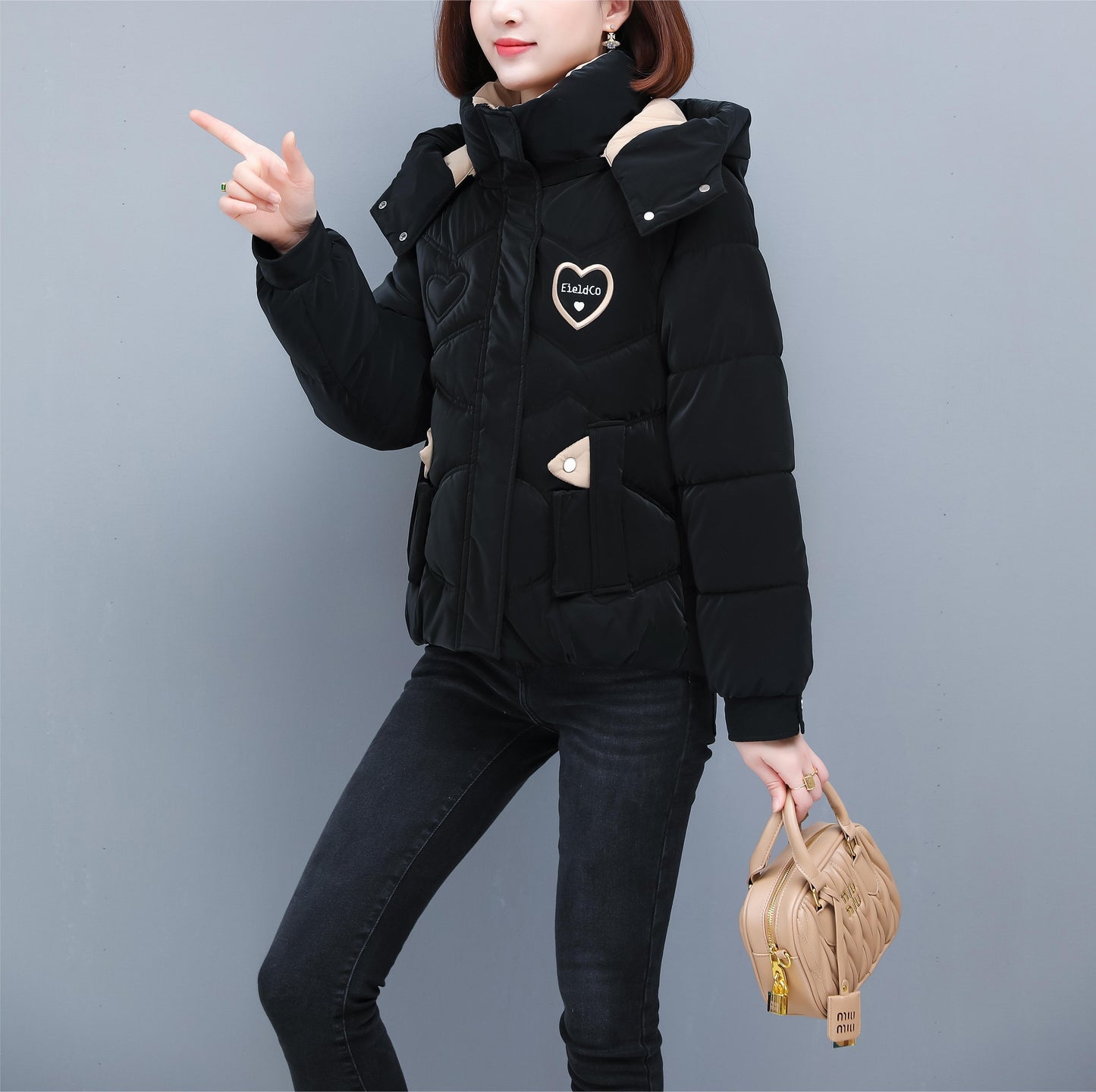 Կանացի ձմեռային գլխարկով բաճկոն - ոճային բեժ և սպիտակ կայծակաճարմանդով վերարկու՝ սրտիկ նախշերով, տաք պոլիեսթերային վերնազգեստ՝ առօրյա կամ նրբագեղ տեսքի համար, ձմեռային բաճկոն