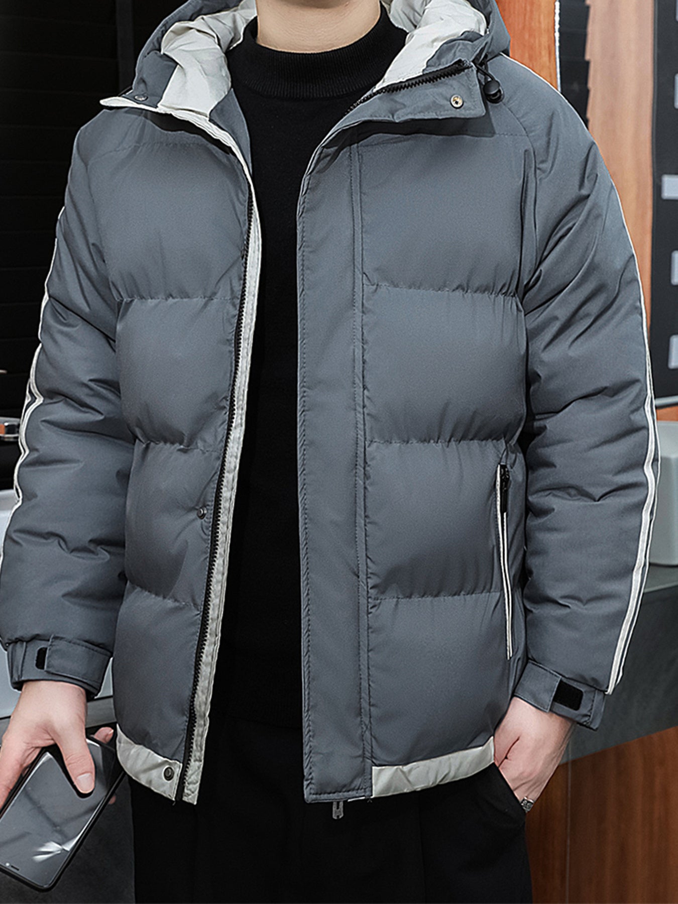 1 հատ տղամարդու ձմեռային բաճկոն գլխարկով, լցոնված վերարկու, սպիտակ և մուգ կանաչ, ոսկեգույն կայծակաճարմանդով, լվացվող մեքենայով, ամենօրյա, արտաքին հագուստի համար (ձյունակայուն, քամուց պաշտպանված) - սովորական, դահուկավազքի, ցրտի համար