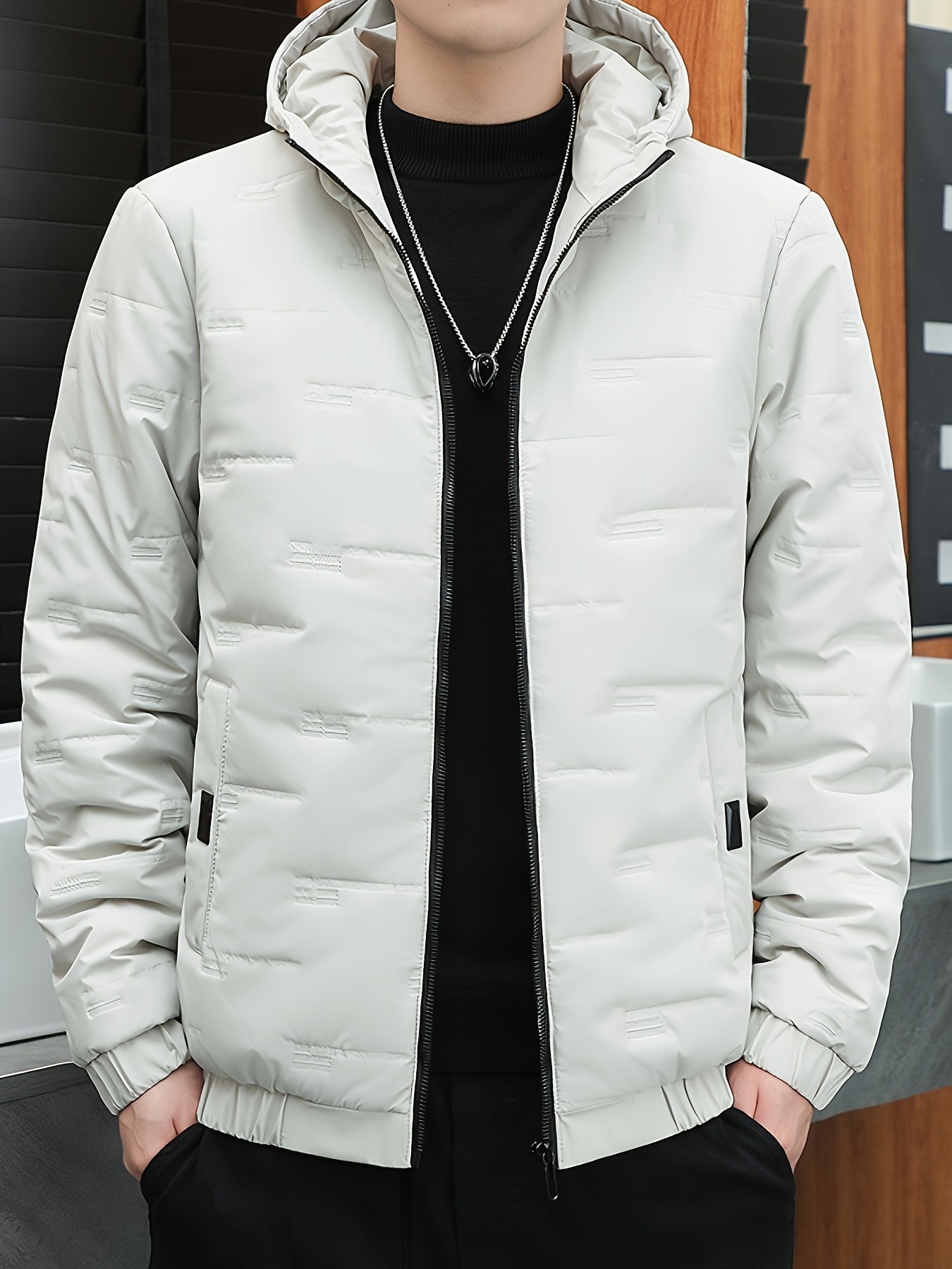 Տղամարդու ձմեռային քամուց պաշտպանող բաճկոն, հաստացված, մեկուսացված, քոլեջի ոճի, գլխարկով վերարկու՝ կայծակաճարմանդով առջևի մասով, գրպաններով և լվացքի մեքենայով լվացվող - Միագույն՝ լեռնագնացության և բացօթյա գործունեության համար