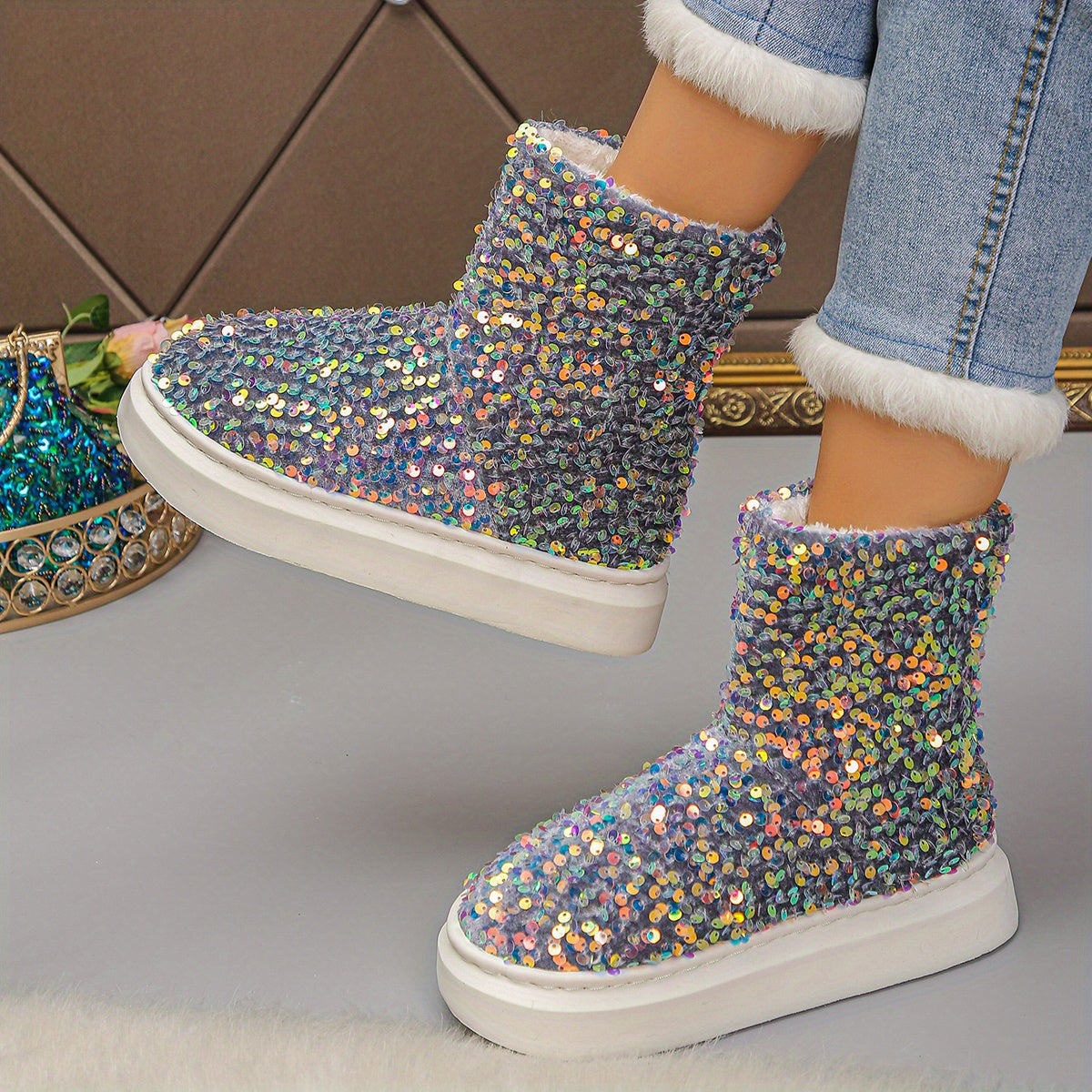 Կանացի փայլուն, ծիծաղանման ձյան կոշիկներ - Տաք, բրդյա ներդիրով, հաստ ռետինե ներբանով, թեթև և տաք ձմեռային կոշիկներ, կապույտ և սպիտակ փայլուն դիզայնով, իդեալական են ամենօրյա կամ տոնական հագուստի համար, ձմեռային կոշիկներ