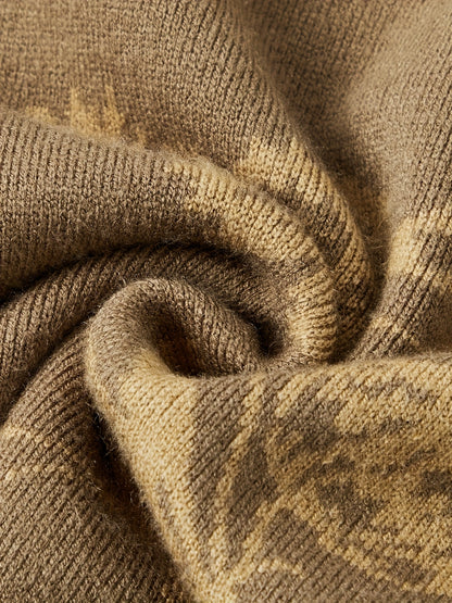 Նոր աշնանային և ձմեռային հավաքածուն ներառում է տղամարդկանց երկարաթև տրիկոտաժե սվիտեր՝ ծաղկային նախշերով, ձևավորված ակոսավոր դետալներով: Այս առօրյա և ոճային սվիտերը կատարյալ է աշնանային և ձմեռային սեզոններին ամենօրյա կրելու համար: