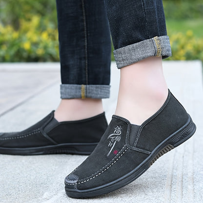 A Pair of Men'S Casual Low-Top Canvas Slip-On Shoes, Suitable for All Seasons And Perfect for Breathable Walking.